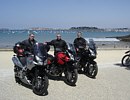 Patrice, Marco et Loïc devant une plage de Dinard avec Saint-Malo en arrière plan